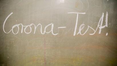 Symbolbild: Christoph Soeder/dpa
Die Corona-Tests bringen immer neue Infektionen mit dem Coronavirus ans Tageslicht.