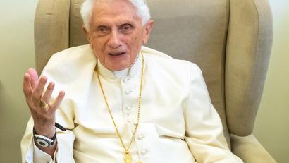 Archivbild: Daniel Karmann/dpa
Der emeritierte Papst Benedikt XVI.