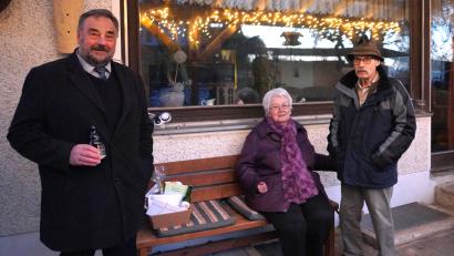 Bild: fvo
Bürgermeister Josef Beimler (links) stößt auf das Wohl von Andreas Gallitzendörfer (rechts) an, der 85 Jahre ist. Mit dabei Gallitzendörfers Ehefrau Marlene (Mitte).