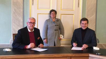 Bild: Karin Hille/Stadt Wunsiedel/exb
André Zaus (links) bei der Vertragsunterzeichnung im Wunsiedeler Rathaus mit der künstlerischen Luisenburg-Leiterin Birgit Simmler (Mitte) und Bürgermeister Nicolas Lahovnik.