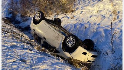 Bild: Polizeiinspektion Amberg/exb
Unverletzt blieb eine junge Frau, die im Gemeindebereich von Kastl von der B299 abgekommen waren und deren Auto sich überschlagen hatte.