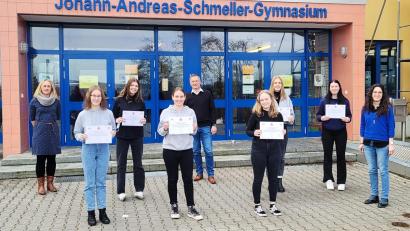Bild: Andreas Fröhlich/exb 
Die Absolventinnen des JAS-Gymnasiums Nabburg freuten sich über ihre offiziellen DELE-Diplome: Sophie Wild, Alexandra Götz, Julia Lehner, Paula Westermeier, Jule Kleierl, Fiona Scheuerer (von links).