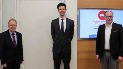 Bild: stg
Bürgermeister Roman Schäffler (rechts) begrüßte den kommissarischen Notariatsverwalter Dr. Andreas Bernert (Mitte) sowie Notar a.D. Dr. Hans-Hermann Wörner.