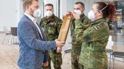 Bild: Michael Vogl/exb
Geschäftsführer Martin Baumann bedankte sich für den erneuten wertvollen Einsatz der Bundeswehrkräfte aus Weiden.