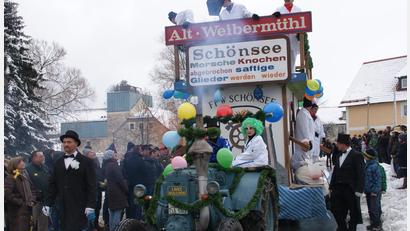 Archivbild: mmj
Das letzte Mal war die "Altweibermühl" 2012 in Schönsee unterwegs. Heuer wäre das Spektakel wieder fällig, aber die Pandemie-Situation verschiebt die Gaudi in die nächste närrische Zeit.