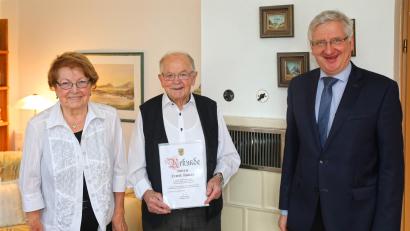 Bild: njn
Zum 90. Geburtstag von Ernst Bauer (Mitte) gratulierte Bürgermeister Johannes Reger. Mit auf dem Bild ist Bauers Ehefrau Maria.