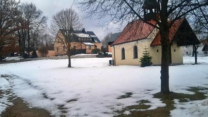Bild: ld
Hier in der Ortsmitte hinter der Kapelle wäre ein guter Ort für einen Spielplatz.