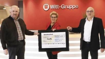 Bild: Petra Grommas (Witt-Gruppe)/exb
Herbert Putzer (links; Vorsitzender Kinderkrebshilfe Oberpfalz Nord) freut sich über die Spende, die Stefanie Zühlke-Schmidt (Geschäftsführerin Einkauf Witt-Gruppe) und Manfred Wiechert (Bereichsleiter Unternehmensplanung und Betriebswirtschaft Witt-Gruppe) überreichen.