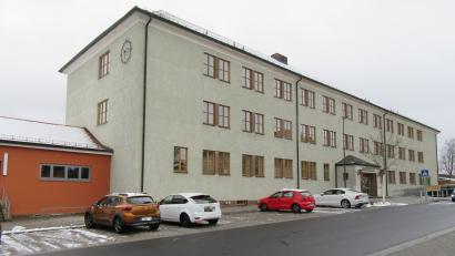 Bild: kgg
Das Gebäude der Markgraf-Diepold-Grundschule sollte schon seit vielen Jahren energetisch saniert werden. Nun könnte es sein, dass das Vorhaben erneut aufgeschoben wird.