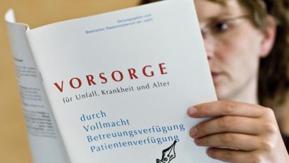 Bild: Patrick Pleul
Wer selbst nicht mehr handlungsfähig ist, kann mit einer Vorsorge- oder Generalvollmacht andere Personen bevollmächtigen, in ihrem Sinne zu handeln. Auch in Bankangelegenheiten. Doch was tun, wenn die Bank sich quer stellt?