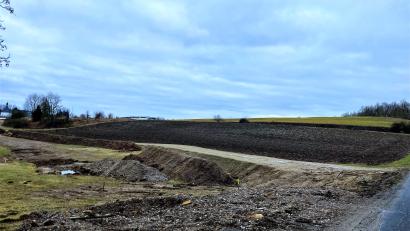 Bild: stg
Hier an der Berndorfer Straße soll 2023 der interkommunale Multifunktionsplatz realisiert werden.