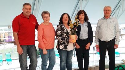 Bild: Kurmittelhaus Sibyllenbad/exb
Ingeborg Naber-Härtl (mit Blumen) zusammen mit (von links) Wellness-Leiter Herbert Pufke und Personalratsvorsitzender Claudia Summer sowie (von rechts) Sibyllenbad-Leiter Gerhard Geiger und Jutta Hoffmann, Leiterin Servicebereich Personal.