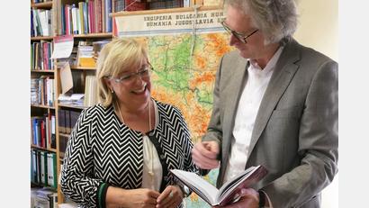 Bild: IOS Regensburg
Die Beauftragten der Bayerischen Staatsregierung für Aussiedler und Vertriebene, Sylvia Stierstorfer mit Ulf Brunnbauer, dem Wissenschaftlichem Direktor des IOS in Regensburg, wo die neue Stelle angesiedelt sein wird.