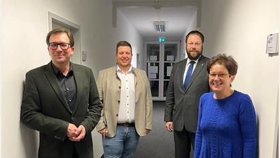 Bild: CSU Bayreuth/exb
Florian Walter (Zweiter von links) ist neuer Leiter der CSU-Bundeswahlkreisgeschäftsstelle. Franc Dierl und Gudrun Brendel-Fischer (vorne von links) verabschiedeten zudem Walters Vorgänger Sebastian Machnitzke (Zweiter von rechts).