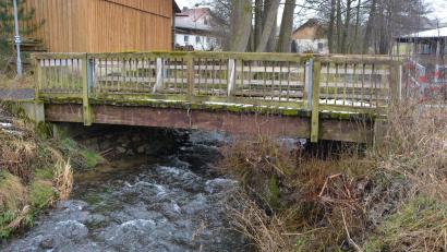 Bild: jr
Im Zuge des Ausbaus des Radwegs Iron-Curtain-Trail (ICT) soll auch die baufällige Brücke bei Maiersreuth (Bild) komplett erneuert werden.