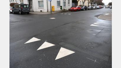 Bild: Gabi Schönberger
Wo vorher ein Kreis war, sind jetzt die "Haifischzähne": Die Markierungen im Kreuzungsbereich Herrmannstraße/Asylstraße sind die ersten dieser Art in Weiden.
