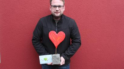 Bild: soj
Johannes Bauer erhielt stellvertretend für alle Spender ein bedeutungsvolles Präsent: einen Pflasterstein aus dem Katastrophengebiet, auf dem ein rotes Herz steht.