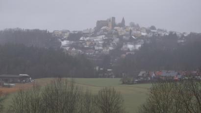 Bild: fz
Am Fuße Leuchtenbergs zwischen dem Baugebiet "Ringelbrunnen I" (rechts) und dem Bauernhof (links) liegt das neue Baugebiet mit elf Parzellen.