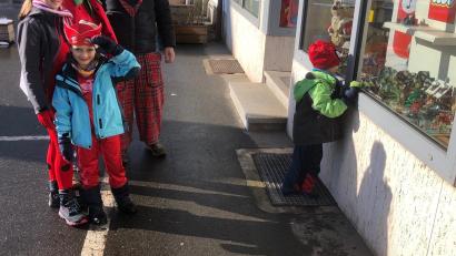 Archivbild: krb
Die Schnitzeljagd-Premiere im vergangenen Jahr kam bei den Familien bestens an. Verkleidet zogen sie durch die Stadt und suchten in den Schaufenstern nach Hinweisen.
