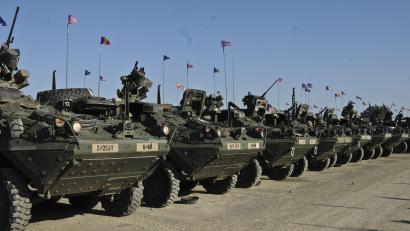 Archivbild: U.S. Army
Radpanzer vom Typ "Stryker" des 2. US-Kavallerieregiments aus Vilseck (Kreis Amberg-Sulzbach) stehen mit rumänischen, US- und Nato-Flaggenan den Antennen im Mai 2015 auf dem rumänischen Stützpunkt Mihail Kogalniceanu Air Base,