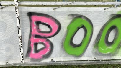 Bild: Polizeiinspektion Amberg
Unbekannte haben Banderolen am Sportplatz in Ensdorf beschmiert
