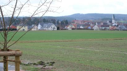 Bild: do
Mit der Ausweisung weiterer Baulandflächen im Bereich des Sandbrunnens mit prächtigen Blick auf den Ortskern reagiert der Marktgemeinderat auf den anhaltenden Bauboom