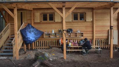 Bild: fz
Im Waldkindergarten Irchenrieth spielt sich das ganze Leben im Freien ab. Die Kinder machen dick eingemummelt Brotzeit vor ihrem Bauwagen.