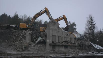 Bild: jr
Ein Thema bei der Ortsbegehung in Pechbrunn dürfte auch das ehemalige Gelände der Basalt AG sein, wo in diesem Tagen die letzten Gebäude abgebrochen wurden.