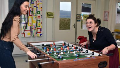 Bild: Stephan Huber
Hier kickern sie miteinander im Kümmersbrucker Jugendtreff "Cube": Helena Schubert (rechts) gibt ihren Posten als gemeindliche Jugendpflegerin auf, Sina Bender-Özvaci wird zum 1. März ihre Nachfolgerin.