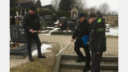 Bild: bey
Bürgermeister Rainer Rewitzer (links) nimmt auf dem Pleysteiner Friedhof die Wünsche und Vorstellungen von VdK-Vorsitzendem Josef Rewitzer (Zweiter von rechts) und Vorstandsmitglied Peter Trstan hinsichtlich der Barrierefreiheit und Zugänglichkeit zur Leichenhalle und zu den Urnenstelen entgegen.