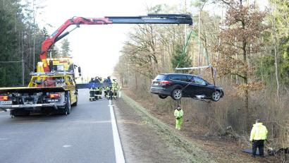 Bild: Hirsch
Bei einem Unfall zwischen Bubach und Pistlwies wurde eine 31-Jährige verletzt. Mit einem Autokran musste das Unfallfahrzeug aus dem Wald gehoben werden.