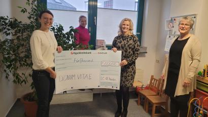 Bild: Tanja Krug/exb
Bei der Spendenübergabe in der Beratungsstelle freuen sich: (von links) Lena Schlosser, Victoria Krautter, Andrea Lang und Elisabeth Schieder.
