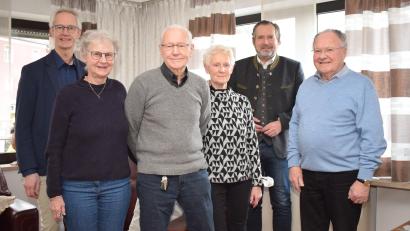 Bild: bnr
Im Kreise seiner Familie feierte Konrad Maier (Dritter von links) seinen 85. Geburtstag. Zu den ersten Gratulanten gehörten (von links) Sohn Peter, die Schwestern Sieglinde und Hella, Bürgermeister Frank Zeitler und Schwager Werner.