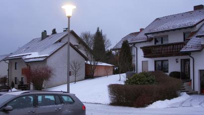 Bild: wro
Die Lampen in den Straßen von Fuchsmühl (hier in der Kurt-Schumacher-Straße im Ortsteil Ludwigshöhe) verbrauchen derzeit noch viel Strom. Einstimmig sprach sich der Marktgemeinderat für eine Umrüstung auf LED-Leuchtmittel aus, um die Kosten spürbar zu senken.