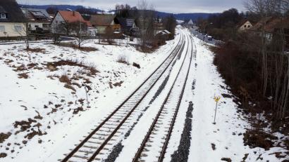 Bild: bkr
Gegen Lärm sollen die Bewohner der Häuser (links im Bild der Hutweg und rechts die Bahnhofstraße) entlang der Bahn nach der Elektrifizierung geschützt werden. Mit stark zunehmendem Güterverkehr ist zu rechnen. Bundestagsabgeordneter Albert Rupprecht versicherte auch hier seine Unterstützung und gab dazu gute Ratschläge.