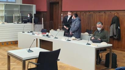 Bild: Hösamer
Der 39-jährige Angeklagte (stehend, rechts), hier im Gespräch mit seinem Anwalt David Volke (links), musste sich vor der Strafkammer am Landgericht Amberg wegen Drogenhandels verantworten.