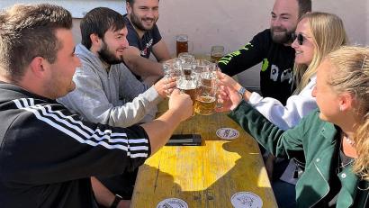 Archivbild: ubb
Vor allem junge Menschen besuchen laut Wirt Wolfgang Fischer den Zoigl in Falkenberg - das zeigt auch dieses Bild aus dem Oktober 2021.