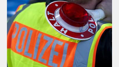 Bild: Swen Pförtner/dpa
Die Verkehrspolizei hatte an verschiedenen Stellen im Landkreis Amberg-Sulzbach ein Auge auf die gefahrenen Geschwindigkeiten.