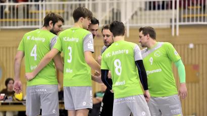 Archivbild: Hubert Ziegler
Vor dem Spiel gegen Spitzenreiter SV Schwaig II muss Ambergs Spielertrainer Florian Birner (Dritter von rechts) einige Ausfälle verkraften.