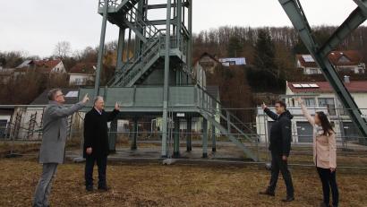 Bild: mfh
Es geht aufwärts mit dem Projekt Gesamtdokumentation der Montangeschichte in Sulzbach-Rosenberg. Über einen kräftigen Anschub durch die Leader-Förderung freuen sich (von links) Bürgermeister Michael Göth, Landrat Richard Reisinger, Wolfgang Siegert von der Leader-Bewilligungsstelle der Oberpfalz und Veronika Schmalzl vom LAG-Management.