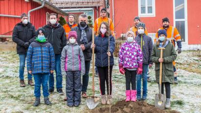 Bild: Tobias Stibich/exb
Ein Team, das bei der Baumpflanzaktion Hand in Hans arbeitet: Der Bauhof, die Kinder der Familien Hellmuth und Walbrun, Wolfgang Grosser, Alexander Trinkmann und Bürgermeister Martin Birner.