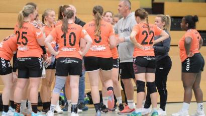 Archivbild: Andreas Brückmann
Endlich dürfen sie wieder spielen: Die Handballerinnen der HG Amberg von Trainer Roman Will (Vierter von rechts) haben am Samstagabend den HC Weiden zu Gast.