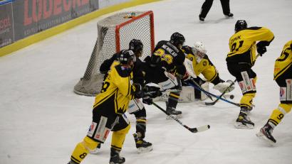 Archivbild: Andreas Brückmann
Nicht immer sieht man sich nur zweimal im Leben. Im dritten Duell mit den "Mammuts" aus Schongau in dieser Saison hat der ERSC Amberg (hier Brett Mennear vor Torhüter Daniel Blankenburg) gleich zwei offene Rechnungen zu begleichen. Das Heimspiel verloren die Wild Lions mit 1:4 (Bild), das Spiel in Schongau mit 3:5.