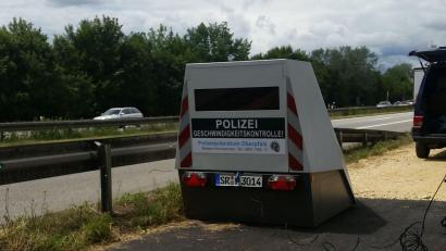 Archivbild: jut
Ein Enforcementtrailers steht an einer Straße. Unbekannte haben in Weiden versucht, einen solchen zu sprengen.