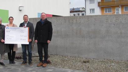 Bild: sei
Zenta Turban (links) und Hans Turban (Zweiter von rechts) übergaben an Kinderhausleiterin Doris Weigl (Zweite von links) im Beisein von Bürgermeister Richard Kammerer eine Spende von 1700 Euro. Es waren Spenden anstelle von Kränzen und Blumen zum Tode von Alfons Turban.