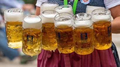 Symbolbild: Peter Kneffel
Eine Bedienung trägt acht Maß Bier zu Tischen. Foto: Peter Kneffel/dpa/Symbolbild