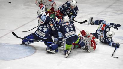 Archivbild: gb
Die Blue Devils treffen am Wochenende auf die Eisbären Regensburg und den HC Landsberg. Das Bild zeigt eine packende Szene aus dem ersten Oberpfalzderby gegen die Eisbären, das die Blue Devils im Oktober mit 5:4 nach Penaltyschießen gewannen.