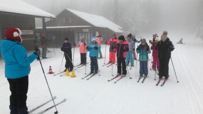 Bild: sei
Verschiedene Fortbewegungstechniken und den Einsatz der Stöcke lernten Schüler aus Weiherhammer bei den Skitagen auf der Silberhütte.