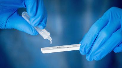 Archivbild: Kay Nietfeld/dpa
Corona-Schnelltests zeigten zuletzt in der Region Amberg-Sulzbach immer mehr Covid-19-Infektionen an. Das Infektionsgeschehen dürfte noch einige Wochen nicht abschwellen.