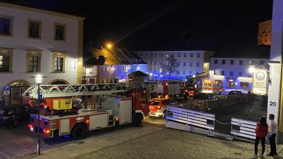 Bild: Petra Hartl
Kurzzeitig standen die Feuerwehrfahrzeuge am Mittwochabend dicht an dicht auf dem Luitpoldplatz.